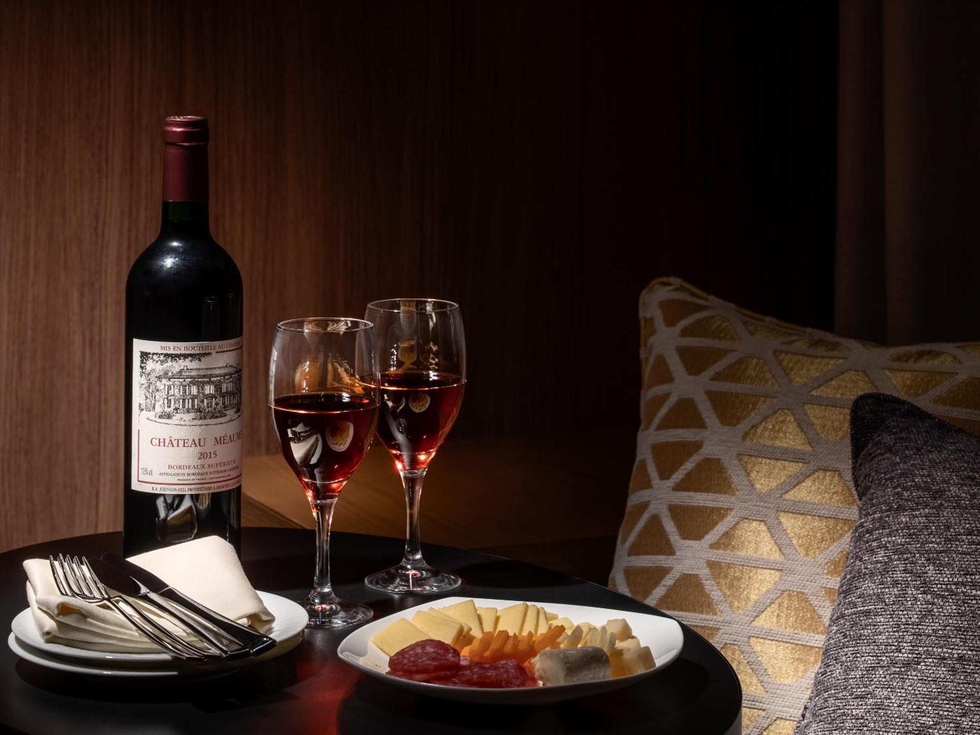 Mitsui Garden Hotel Roppongi Tokyo Premier Eksteriør bilde A bottle of Château Margaux 1994